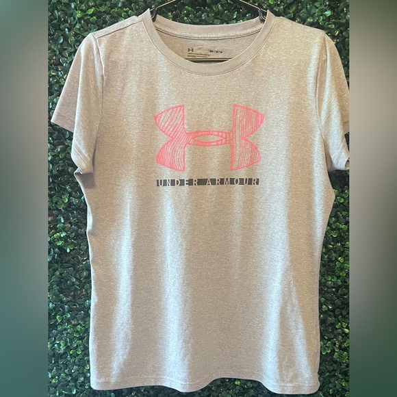 Under Armour Tops - UNDER ARMOR WOMENS ATHLETIC SHIRT
